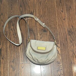 Marc Jacob’s Elegant Beige Leather Crossbody Bag